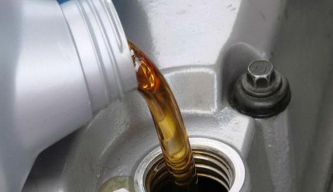 Omega Mobil Jangan Sepelekan Tradisi Ganti Oli, Ini Bahayanya