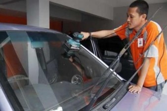 Omega Mobil Cara Mudah Hilangkan Baret Kaca Mobil dengan Ampelas 