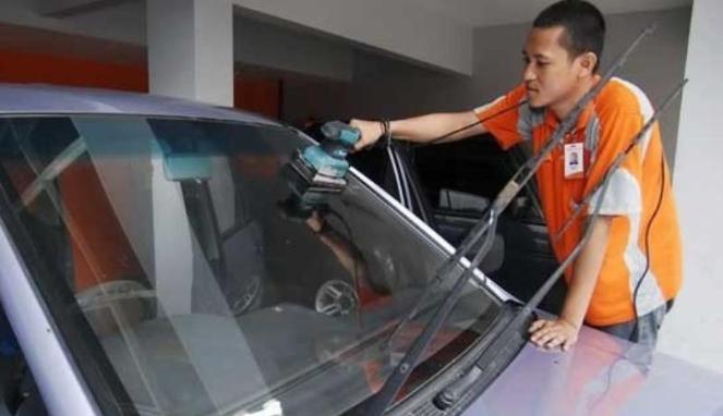 Omega Mobil Cara Mudah Hilangkan Baret Kaca Mobil dengan Ampelas