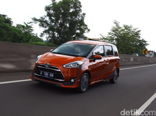 Omega Mobil Beli Sienta, Toyota Beri Gratis Asuransi Setahun