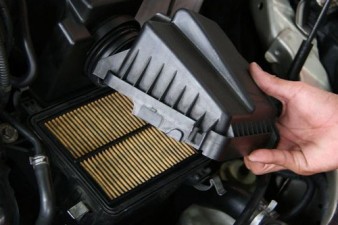 Omega Mobil Filter Udara Kendaraan Sudah Hitam Pekat, Segera Diganti 