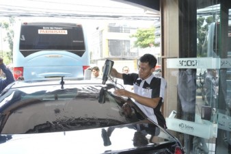 Omega Mobil Tips Perawatan Kaca Film Mobil, Cuma Pakai Sampo 