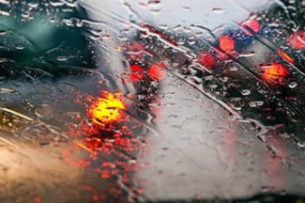 Omega Mobil Manfaat Lampu Menyala Saat Musim Hujan 