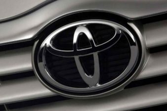 Omega Mobil Toyota Tak Mau Kalah Sumbang Mobil Listrik ke Pemerintah 