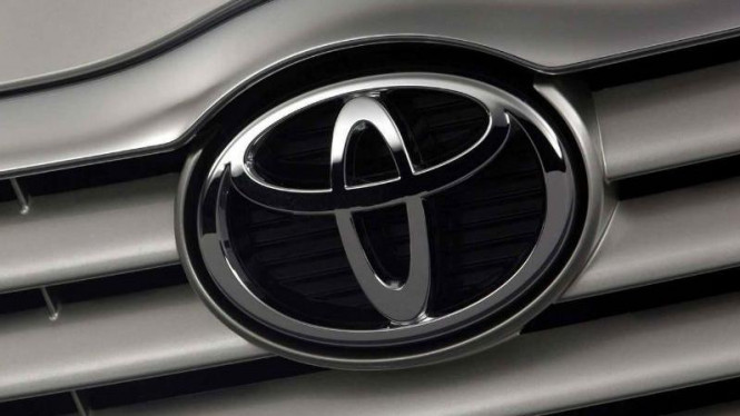 Omega Mobil Toyota Tak Mau Kalah Sumbang Mobil Listrik ke Pemerintah