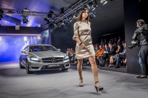 Omega Mobil Mercedes-Benz CLS 63 AMG Shooting Brake Ikut Fashion Show di Catwalk 